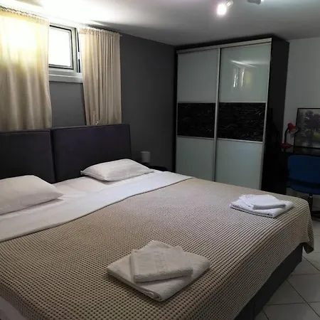 Serene Home, Modern Amenities Near The Apartment *